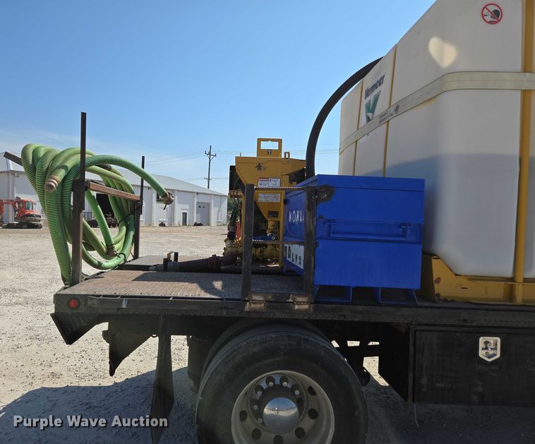 image for item ED2173 2007 Ford F650 XLT Super Duty Crew Cab flatbed truck with mud mixing system