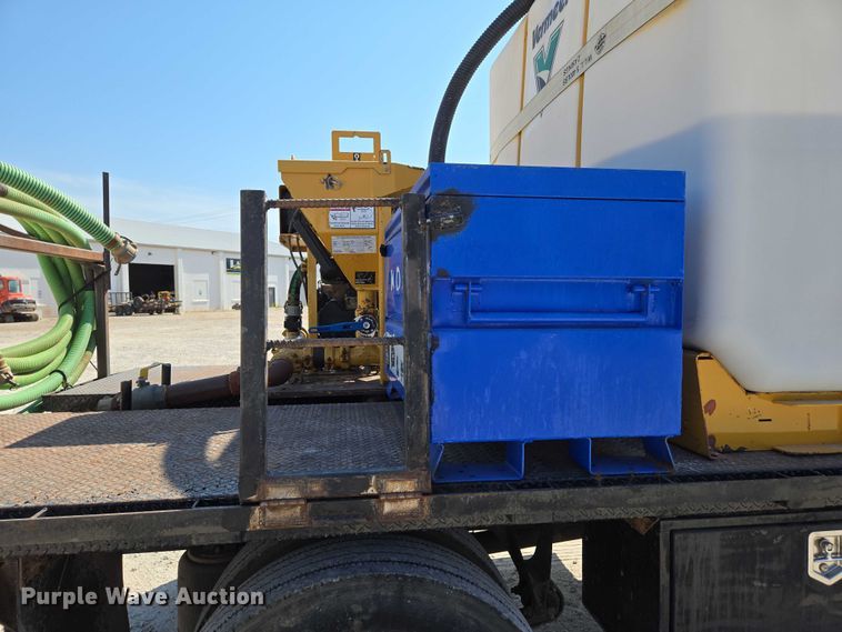 image for item ED2173 2007 Ford F650 XLT Super Duty Crew Cab flatbed truck with mud mixing system