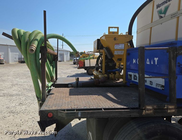 image for item ED2173 2007 Ford F650 XLT Super Duty Crew Cab flatbed truck with mud mixing system