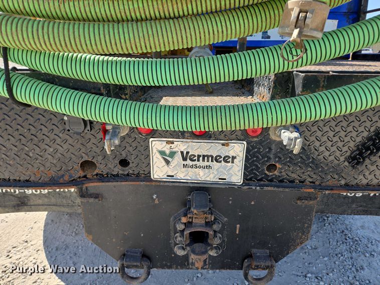 image for item ED2173 2007 Ford F650 XLT Super Duty Crew Cab flatbed truck with mud mixing system