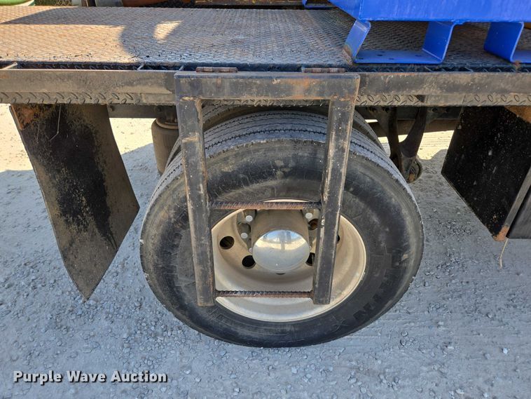 image for item ED2173 2007 Ford F650 XLT Super Duty Crew Cab flatbed truck with mud mixing system