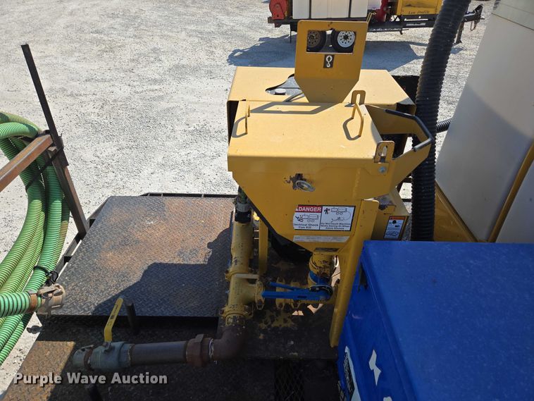 image for item ED2173 2007 Ford F650 XLT Super Duty Crew Cab flatbed truck with mud mixing system