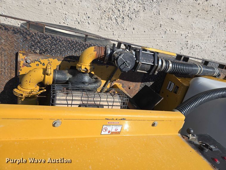 image for item ED2173 2007 Ford F650 XLT Super Duty Crew Cab flatbed truck with mud mixing system