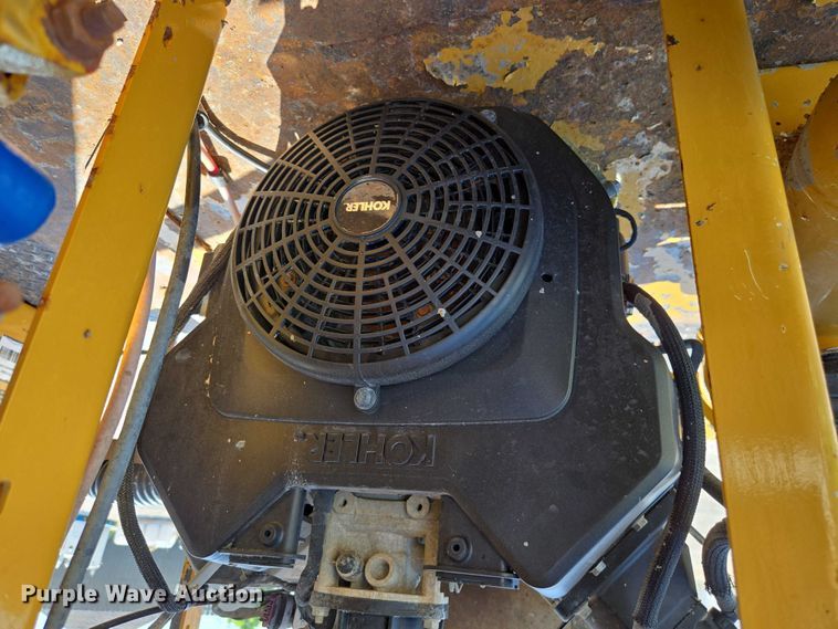 image for item ED2173 2007 Ford F650 XLT Super Duty Crew Cab flatbed truck with mud mixing system