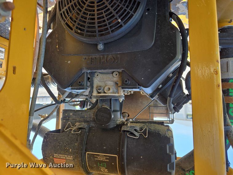 image for item ED2173 2007 Ford F650 XLT Super Duty Crew Cab flatbed truck with mud mixing system