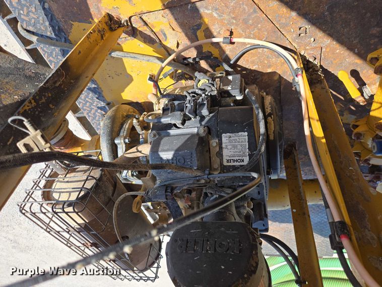 image for item ED2173 2007 Ford F650 XLT Super Duty Crew Cab flatbed truck with mud mixing system