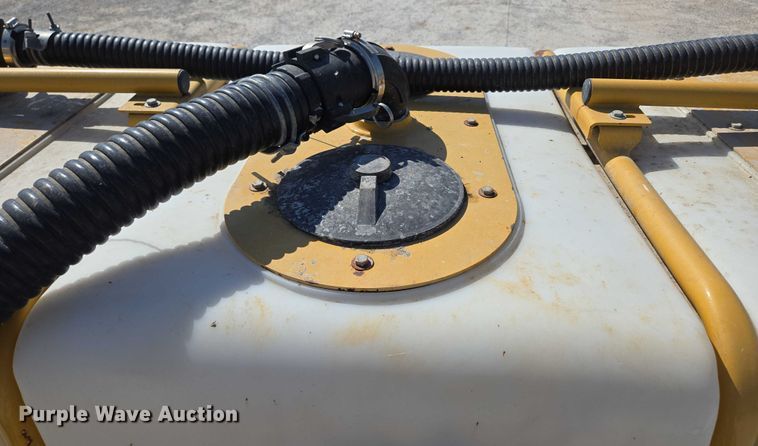 image for item ED2173 2007 Ford F650 XLT Super Duty Crew Cab flatbed truck with mud mixing system