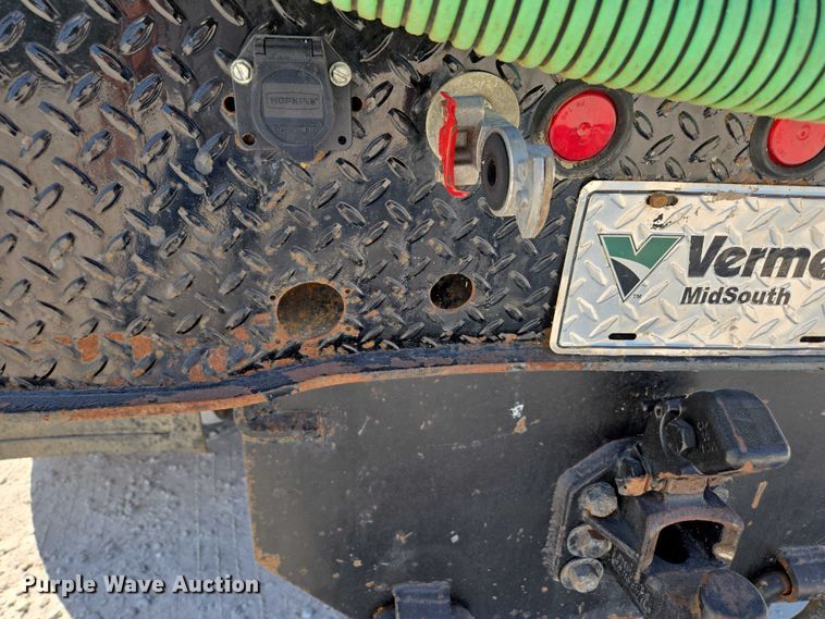 image for item ED2173 2007 Ford F650 XLT Super Duty Crew Cab flatbed truck with mud mixing system