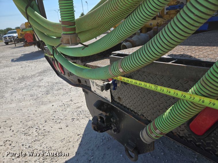 image for item ED2173 2007 Ford F650 XLT Super Duty Crew Cab flatbed truck with mud mixing system