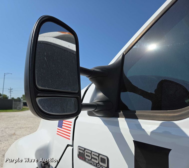 image for item ED2173 2007 Ford F650 XLT Super Duty Crew Cab flatbed truck with mud mixing system