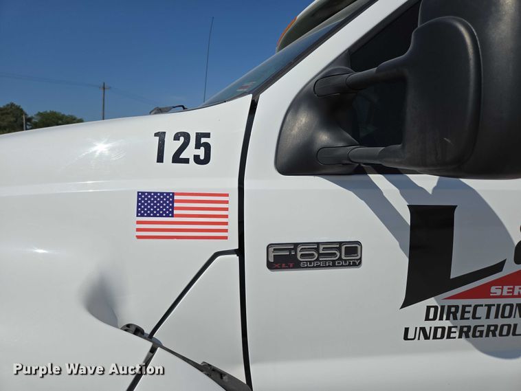 image for item ED2173 2007 Ford F650 XLT Super Duty Crew Cab flatbed truck with mud mixing system