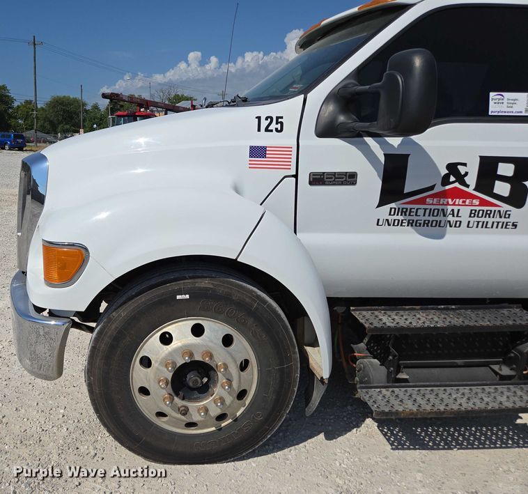 image for item ED2173 2007 Ford F650 XLT Super Duty Crew Cab flatbed truck with mud mixing system