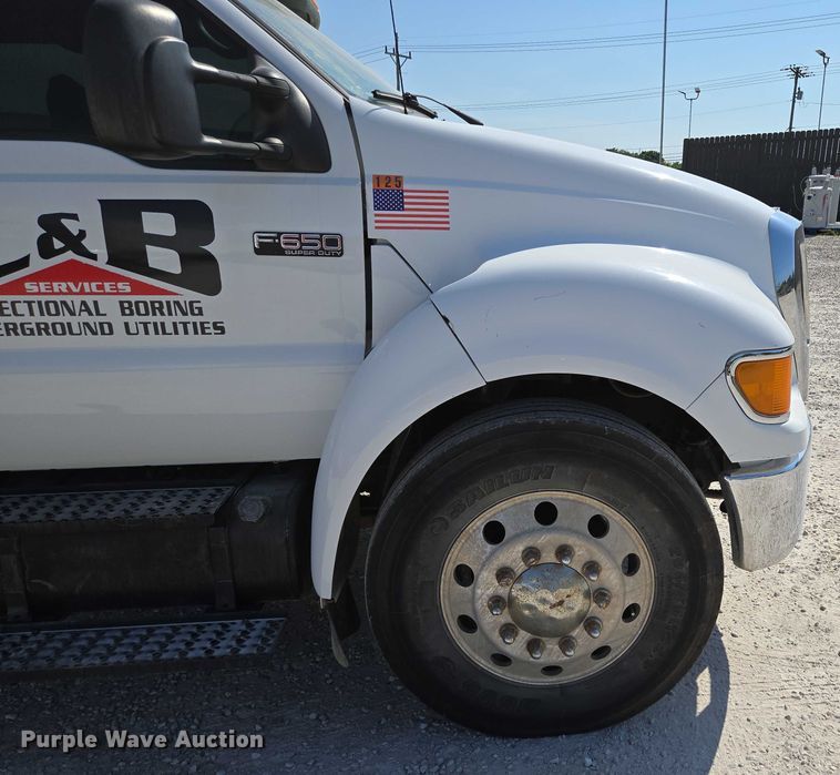 image for item ED2173 2007 Ford F650 XLT Super Duty Crew Cab flatbed truck with mud mixing system