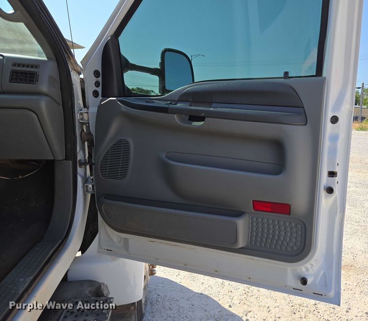 image for item ED2173 2007 Ford F650 XLT Super Duty Crew Cab flatbed truck with mud mixing system