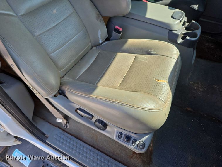 image for item ED2173 2007 Ford F650 XLT Super Duty Crew Cab flatbed truck with mud mixing system