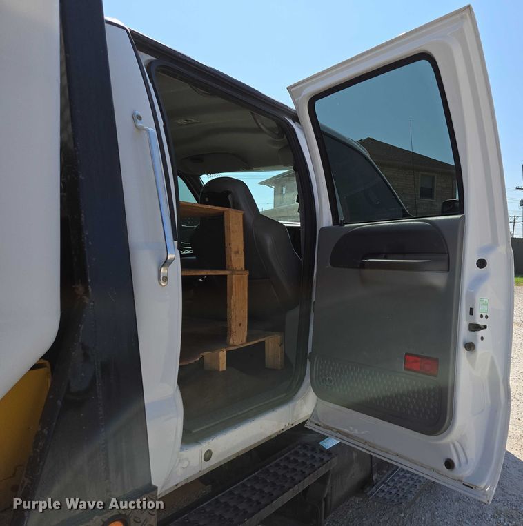 image for item ED2173 2007 Ford F650 XLT Super Duty Crew Cab flatbed truck with mud mixing system