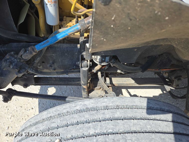 image for item ED2173 2007 Ford F650 XLT Super Duty Crew Cab flatbed truck with mud mixing system