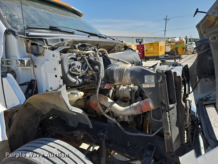 image for item ED2173 2007 Ford F650 XLT Super Duty Crew Cab flatbed truck with mud mixing system