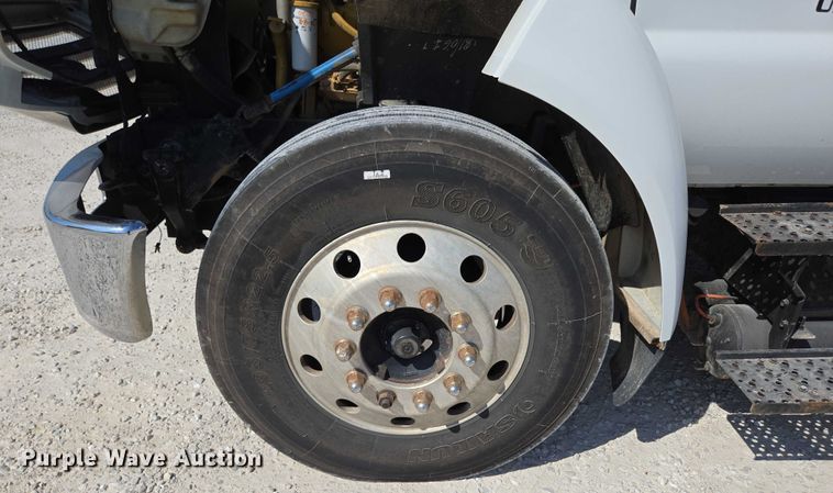 image for item ED2173 2007 Ford F650 XLT Super Duty Crew Cab flatbed truck with mud mixing system