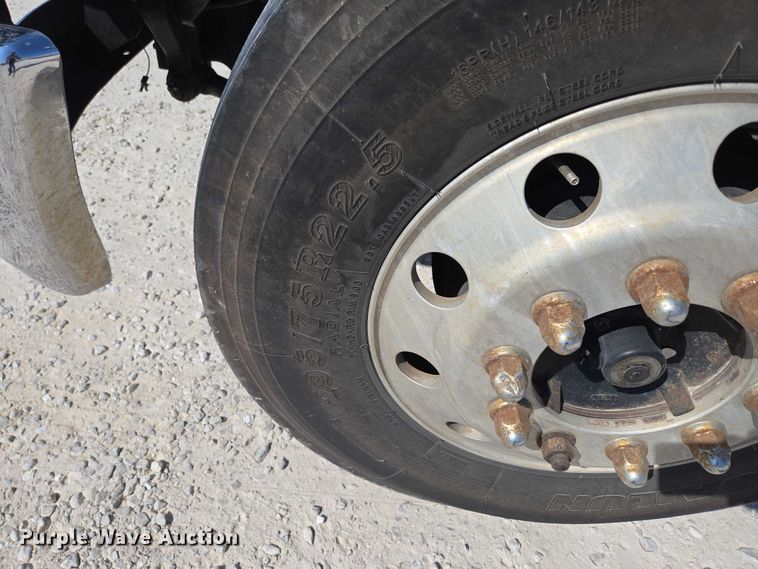 image for item ED2173 2007 Ford F650 XLT Super Duty Crew Cab flatbed truck with mud mixing system