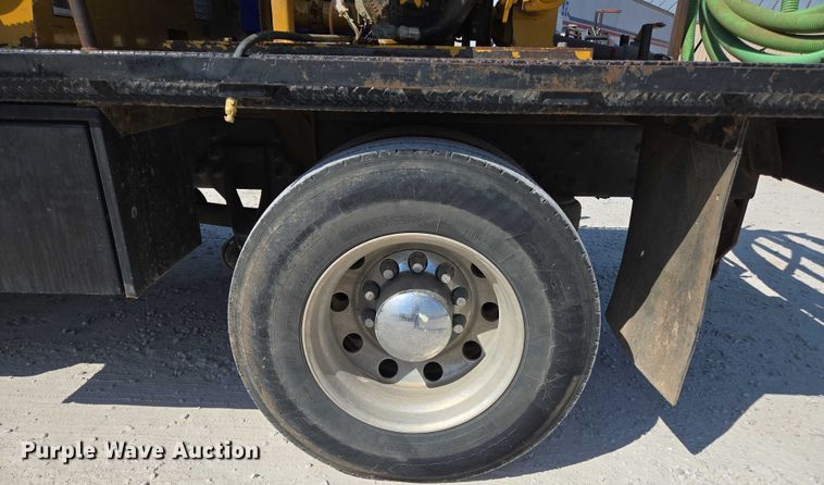 image for item ED2173 2007 Ford F650 XLT Super Duty Crew Cab flatbed truck with mud mixing system