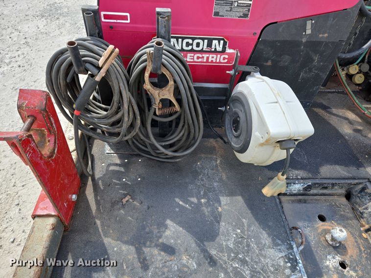 image for item ED2174 2016 Dodge Ram 3500 flatbed pickup truck