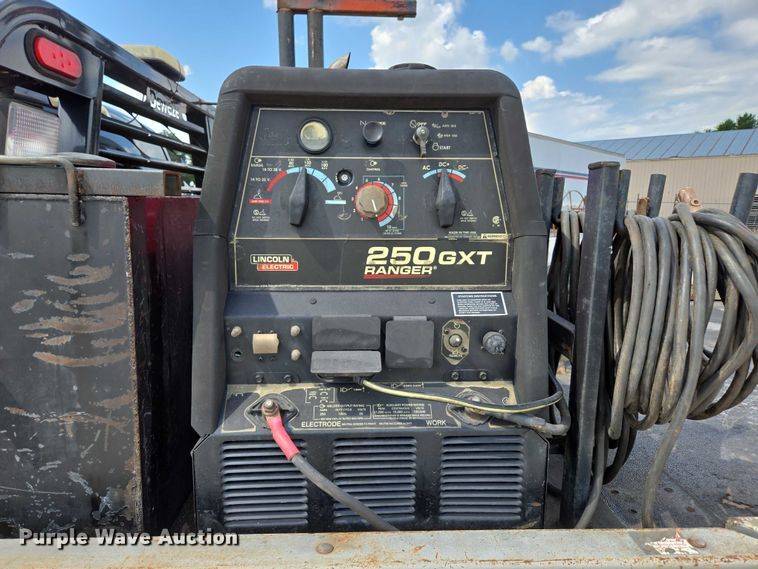 image for item ED2174 2016 Dodge Ram 3500 flatbed pickup truck