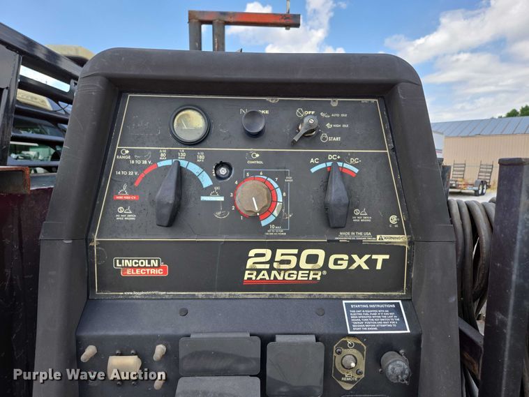 image for item ED2174 2016 Dodge Ram 3500 flatbed pickup truck