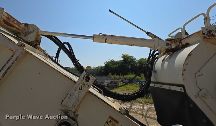 image for item ED2181 Terex Cedarapids CR662RM material transfer vehicle