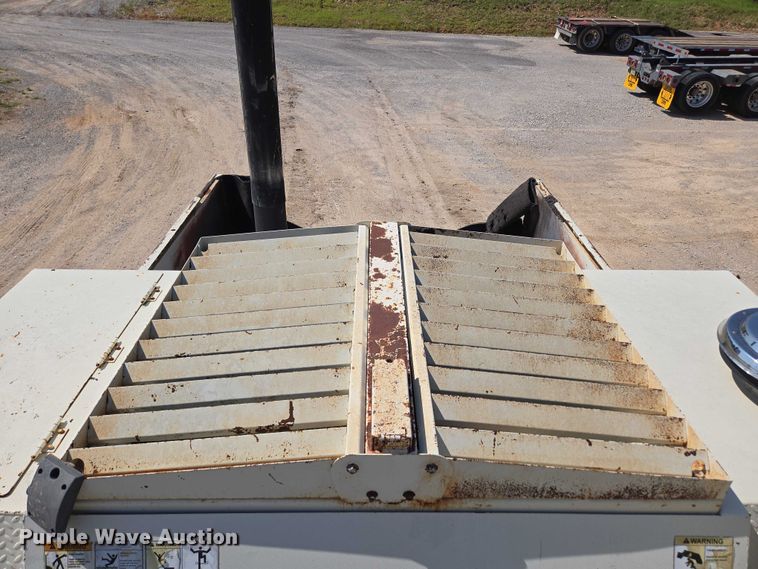 image for item ED2181 Terex Cedarapids CR662RM material transfer vehicle