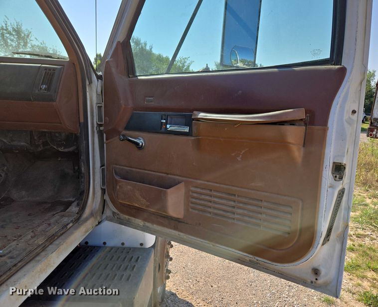 image for item ED2183 1993 Chevrolet Kodiak C6500 flatbed truck