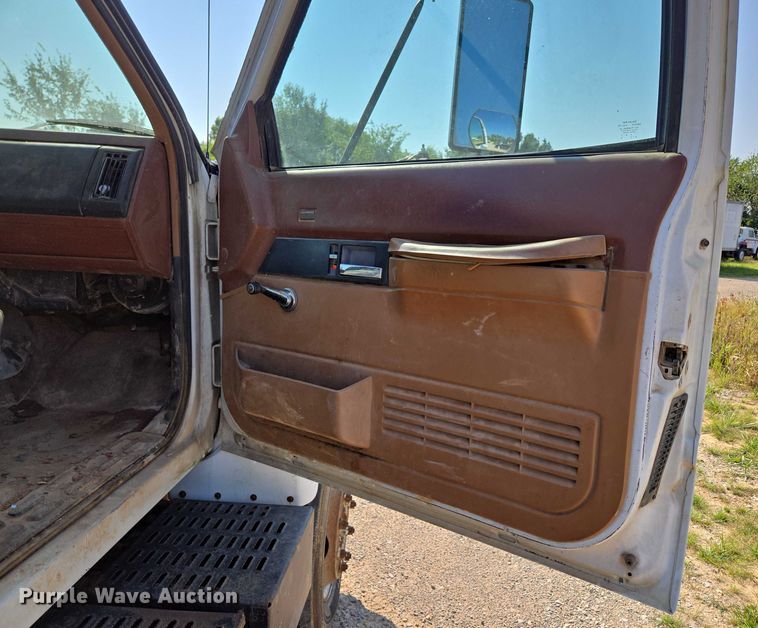 image for item ED2183 1993 Chevrolet Kodiak C6500 flatbed truck