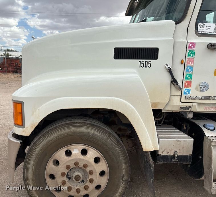 image for item ED2534 2012 Mack CHU 613 semi truck