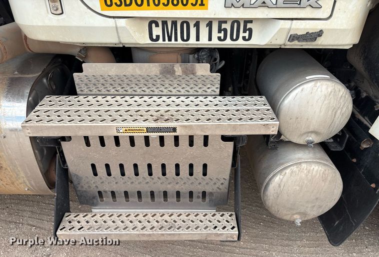 image for item ED2534 2012 Mack CHU 613 semi truck