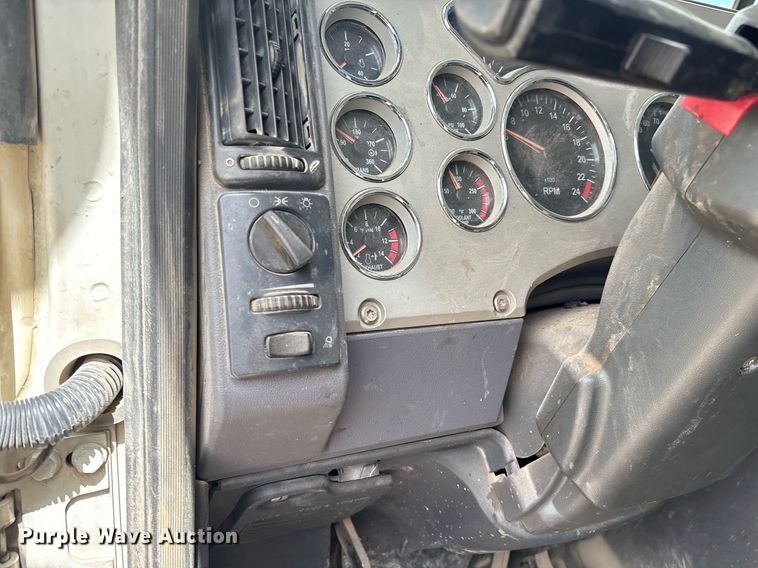 image for item ED2534 2012 Mack CHU 613 semi truck