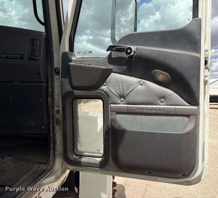 image for item ED2534 2012 Mack CHU 613 semi truck