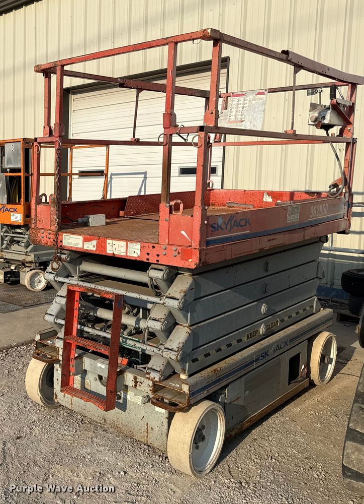 image for item ED4454 Skyjack SJIII 4632 scissor lift