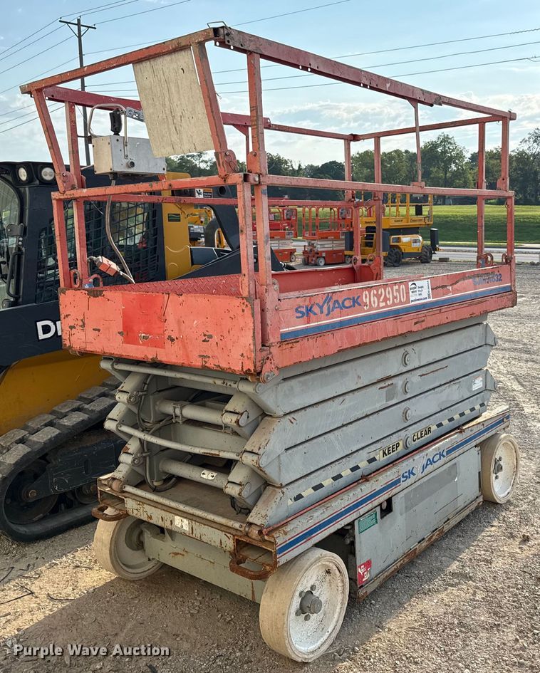 image for item ED4454 Skyjack SJIII 4632 scissor lift