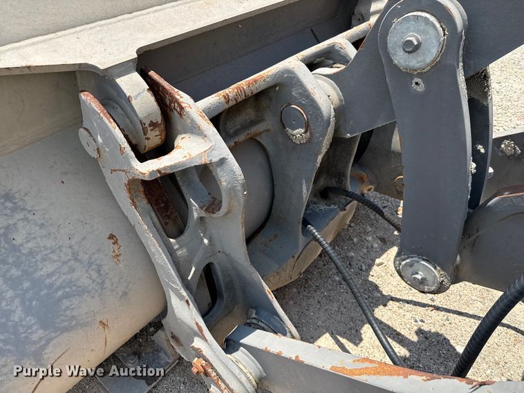 image for item ED5822 2005 Volvo L90E wheel loader