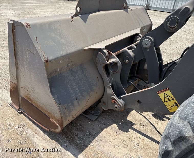 image for item ED5822 2005 Volvo L90E wheel loader