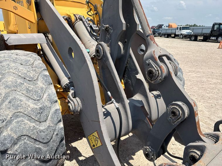 image for item ED5822 2005 Volvo L90E wheel loader