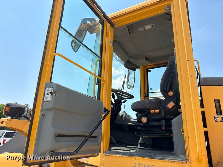 image for item ED5822 2005 Volvo L90E wheel loader