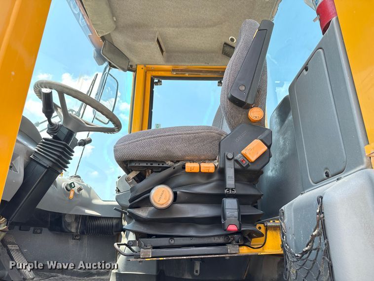 image for item ED5822 2005 Volvo L90E wheel loader