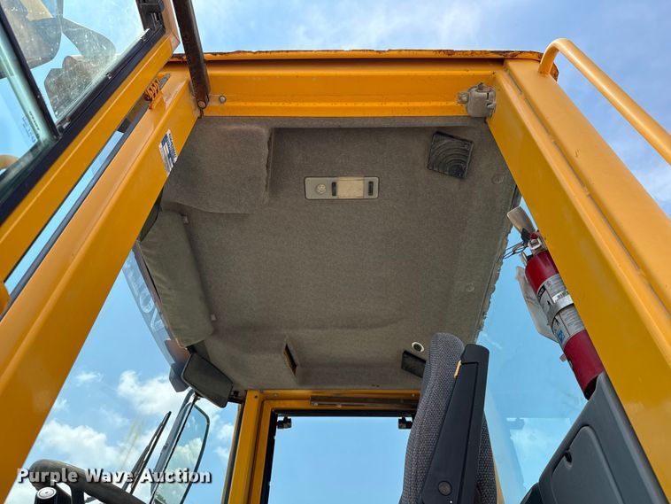 image for item ED5822 2005 Volvo L90E wheel loader