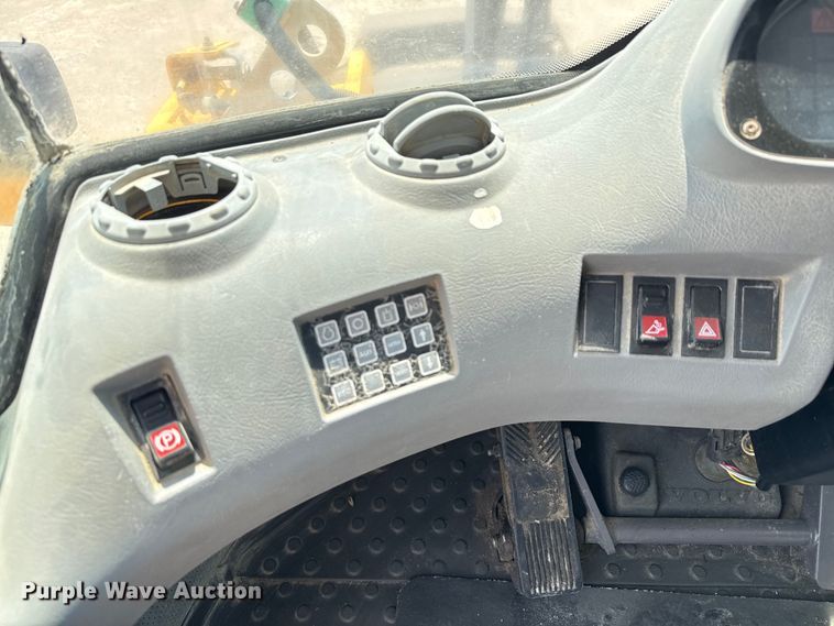 image for item ED5822 2005 Volvo L90E wheel loader