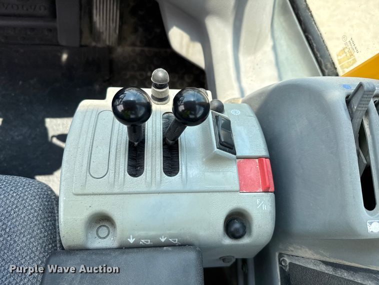 image for item ED5822 2005 Volvo L90E wheel loader