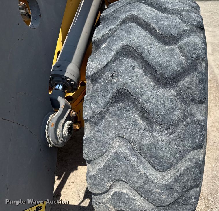 image for item ED5822 2005 Volvo L90E wheel loader