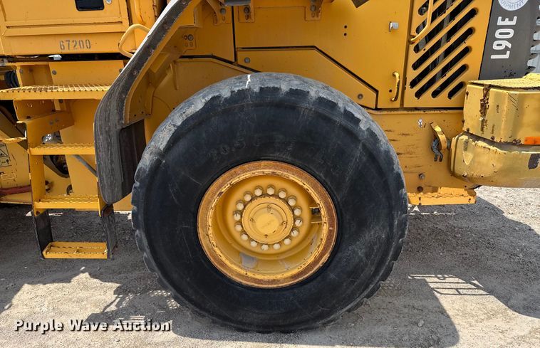 image for item ED5822 2005 Volvo L90E wheel loader