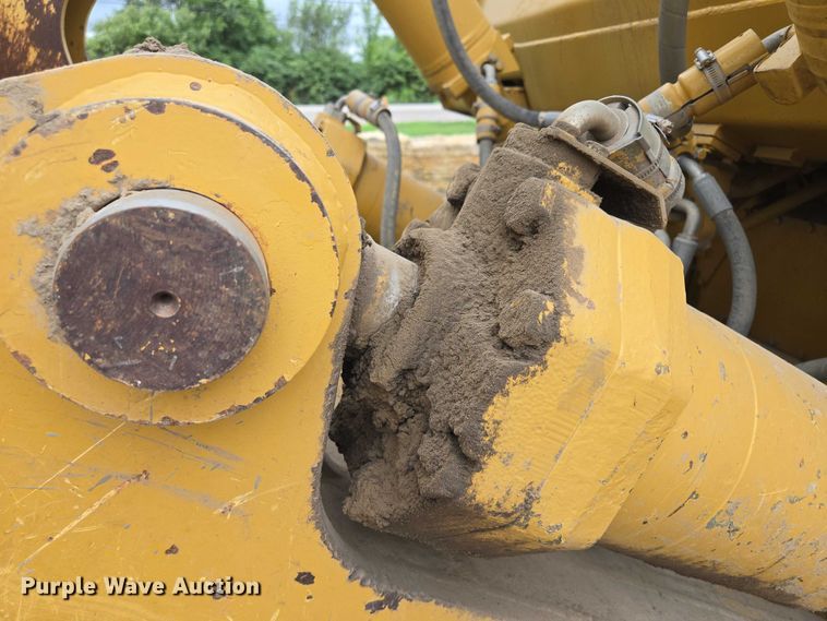 image for item EF1916 2011 Caterpillar D8T  dozer