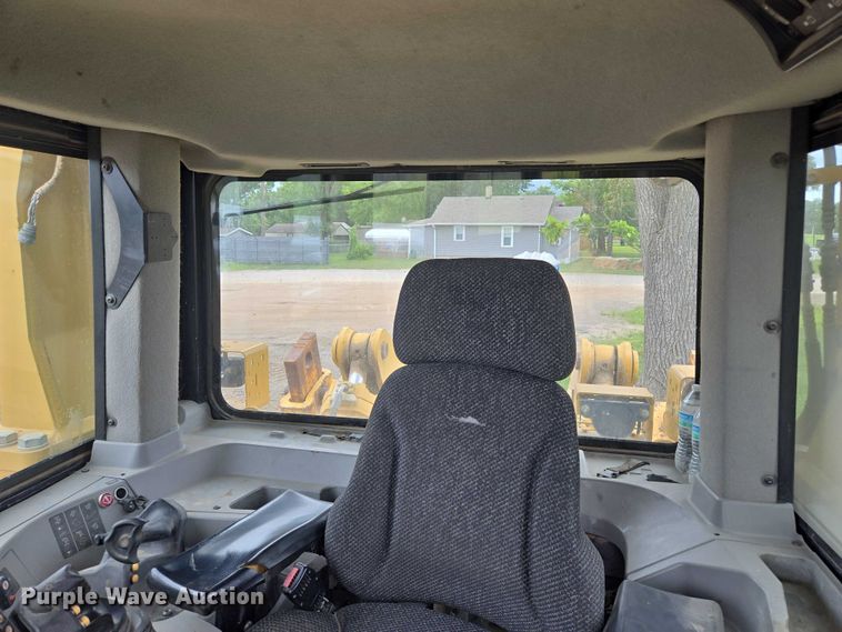 image for item EF1916 2011 Caterpillar D8T  dozer